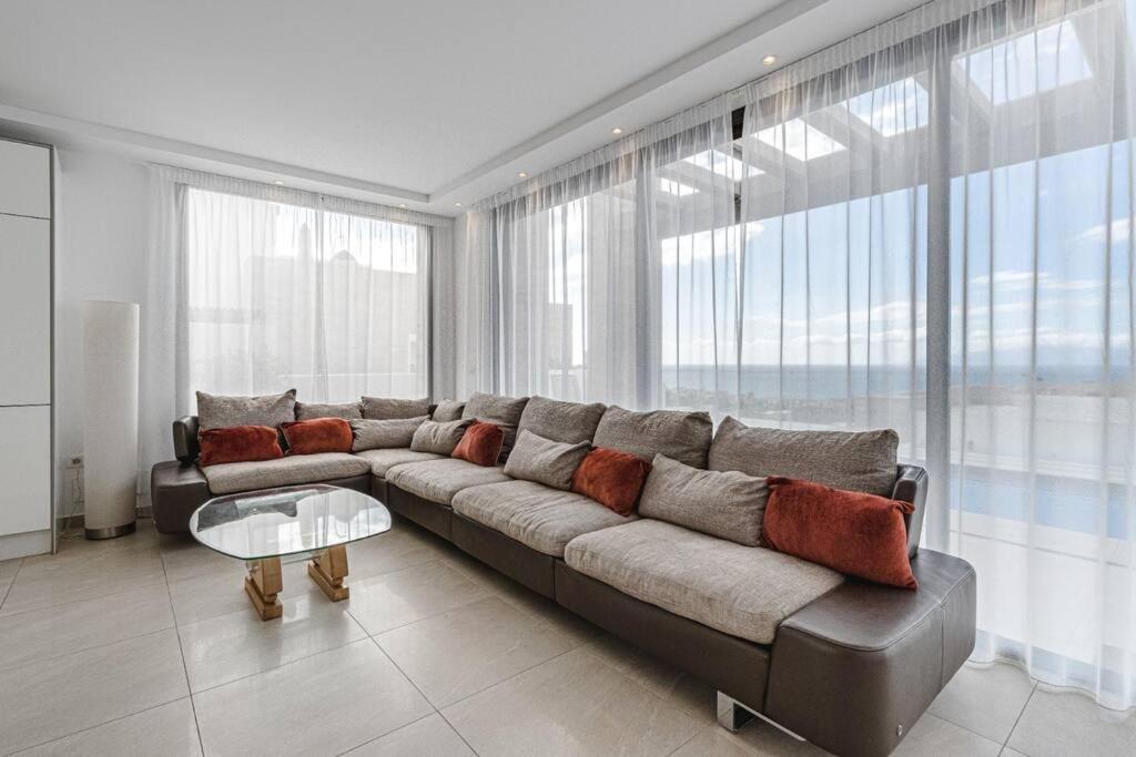 Villa Riviera De 4 Dormitorios Con Piscina. أذيخي المظهر الخارجي الصورة
