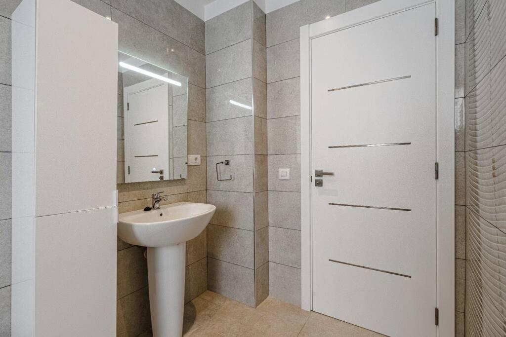 Villa Riviera De 4 Dormitorios Con Piscina. أذيخي المظهر الخارجي الصورة